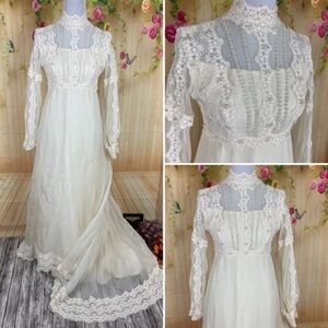 VINTAGE Lace Wedding Dress and Veil